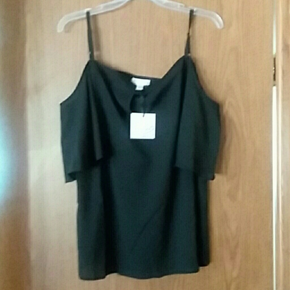 Ladies Bisou Bisou brand cold shoulder top brand n